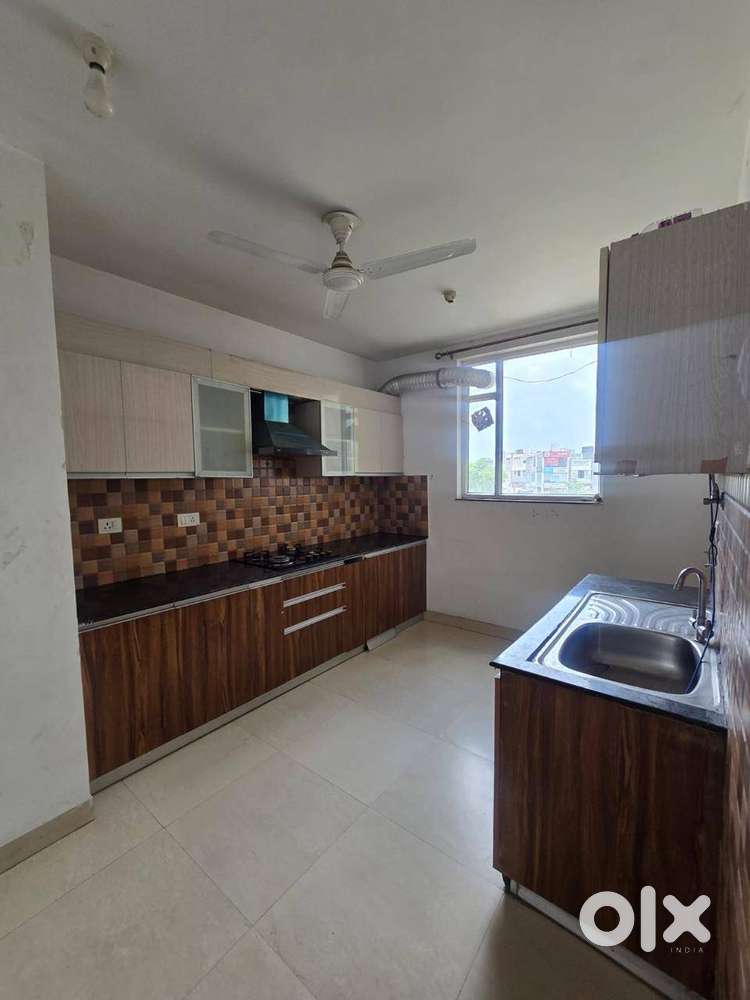 3bhk semi furnished apartment