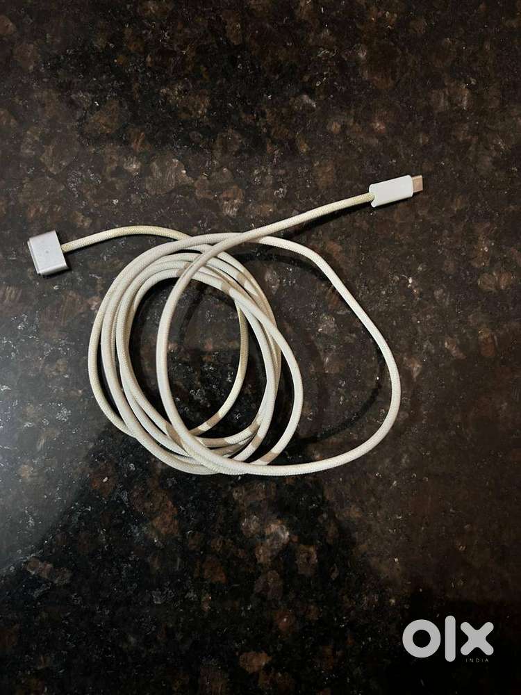 Apple Macbook Pro 2022 model (Cable).