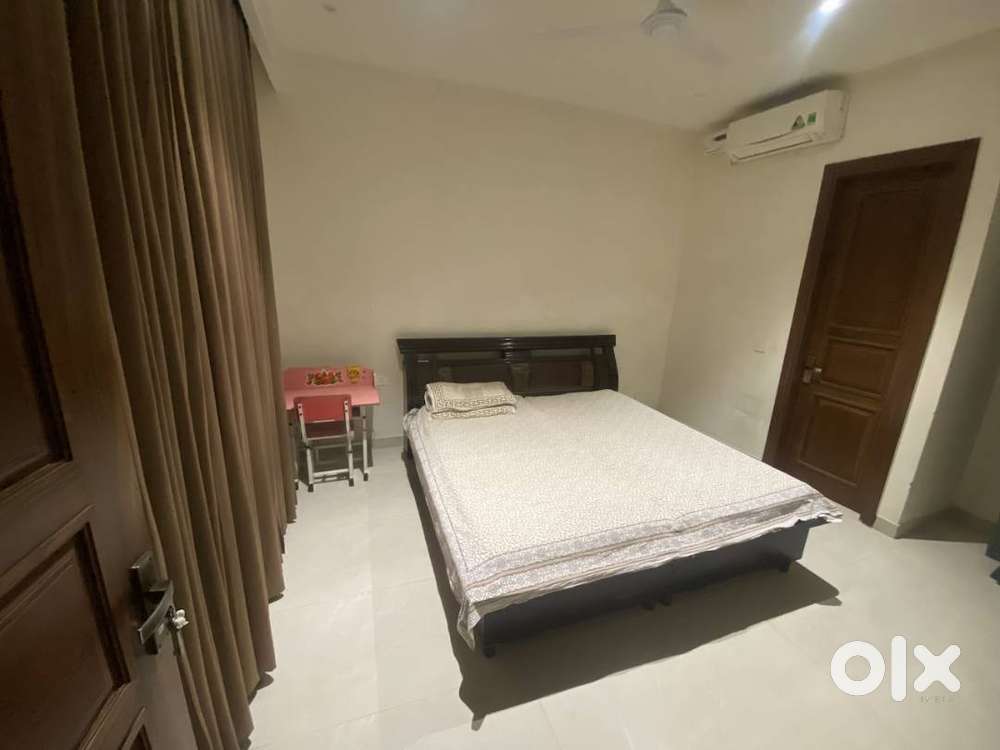 1 Room available on RENT for Working Girls.