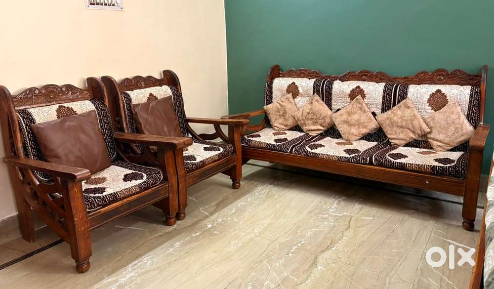 5 seater Sofa Set with cushions.