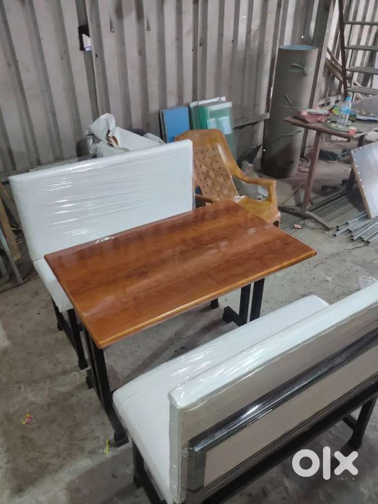Hotel Table In Best Quality With Cousin seat