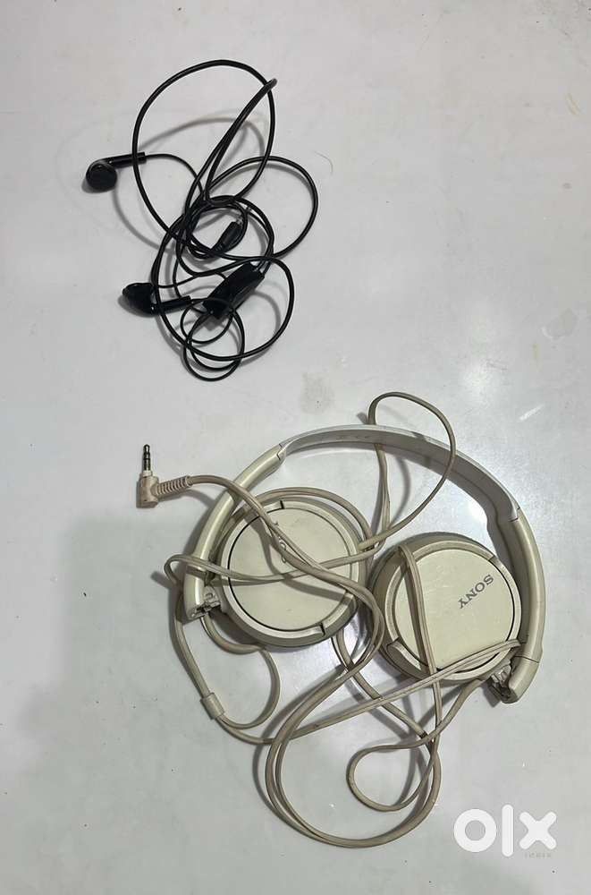 Sony and samsung headphone in good condition