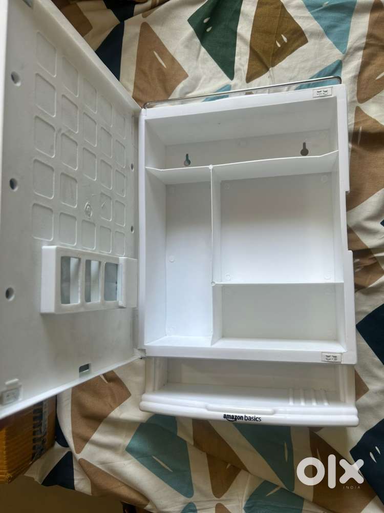 BRANDNEW bathroom mirror almirah