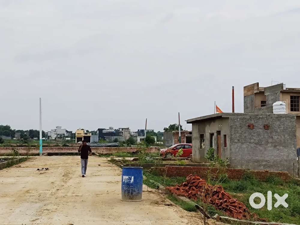 Gated society plot for sale near ek murti chowk