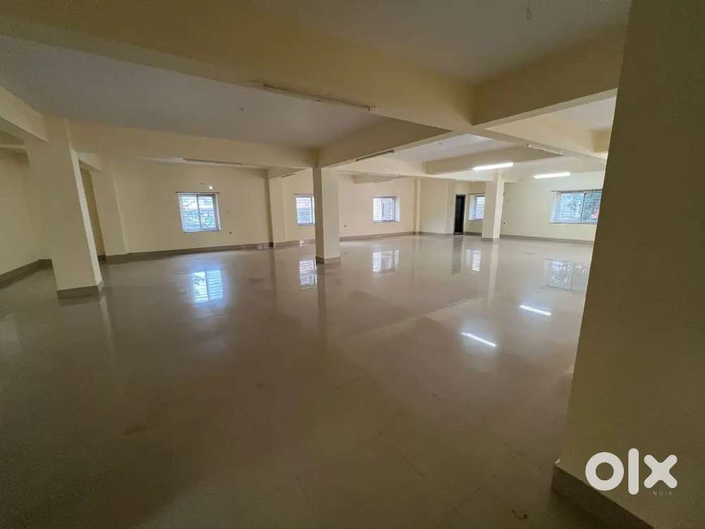 Spacious Commercial Space in Gurunanak Colony, Ready to Move In