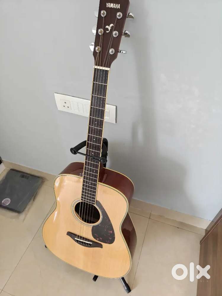 Yamaha fg820 acoustic guitar