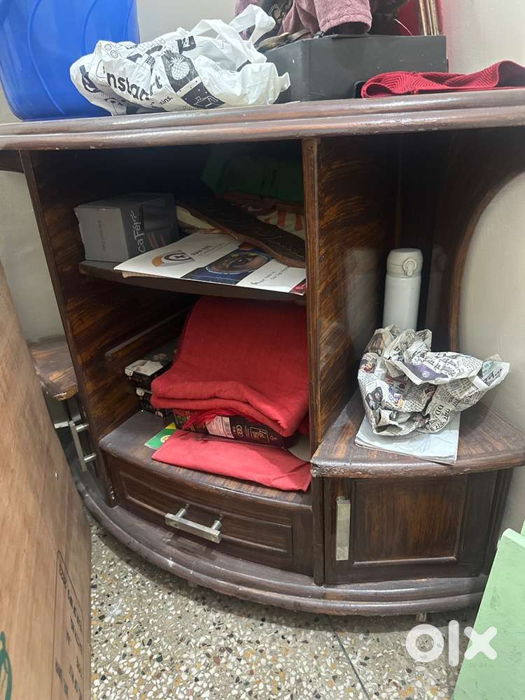 L-corner tv trolley