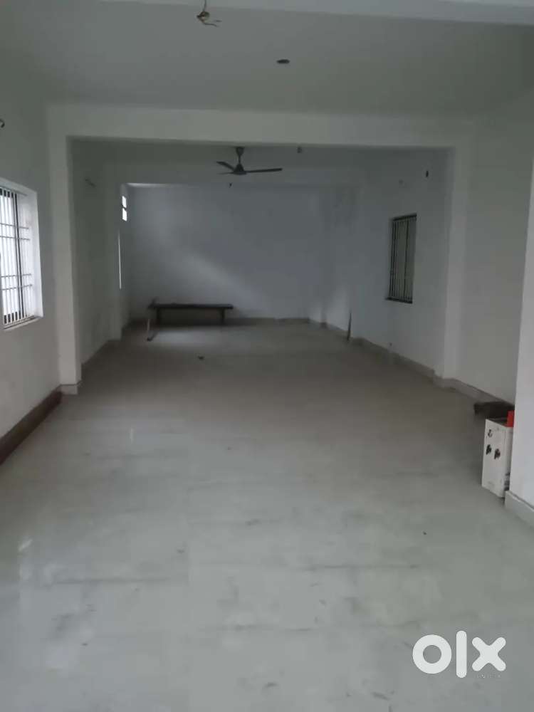 900SQFT 1STFLR UNFURNISHED SHOWROOM SHOP RENT RS40,000 AT PERAMBUR