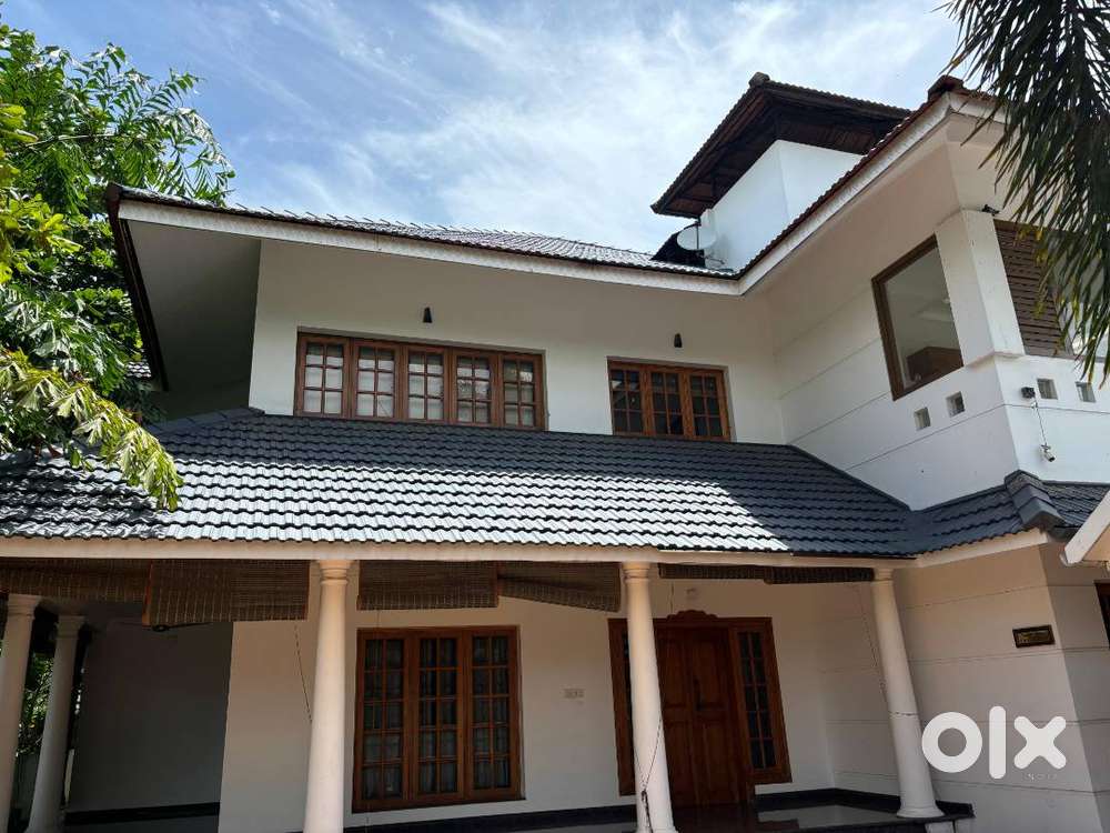 10 cents of land with 3600 sqft 4 bhk house for sale at Vyttila