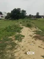 यह जमीन गोरखपुर रोड से 500 मीटर अंदर की ओर है शर्मा ढाबे से अंदर
