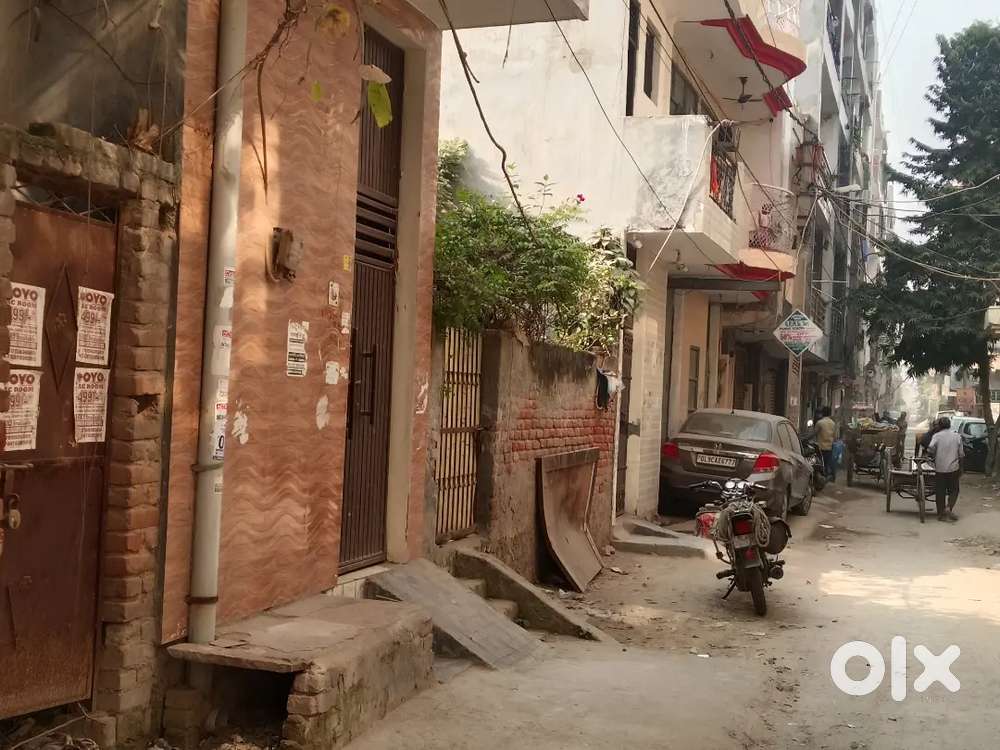 25 sq yards Plot For sale