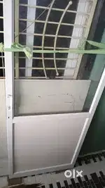 Glass door in good condition