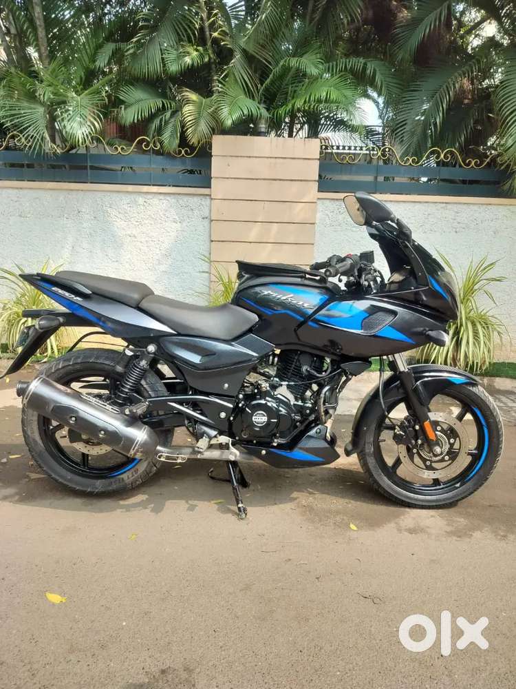 BAJAJ PULSAR 220 FI