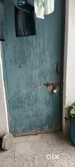 Family or bechlar ke liye room available hai