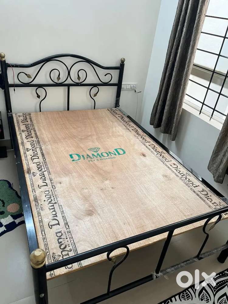 4*6 Metal Bed and wakefit ortho mattress for sale