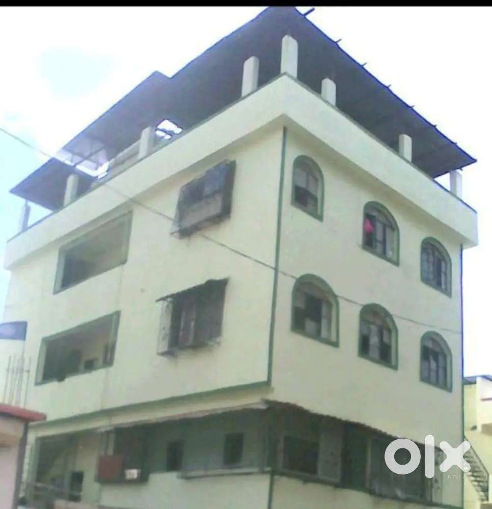 Independent 4 floor building with 13 flat,