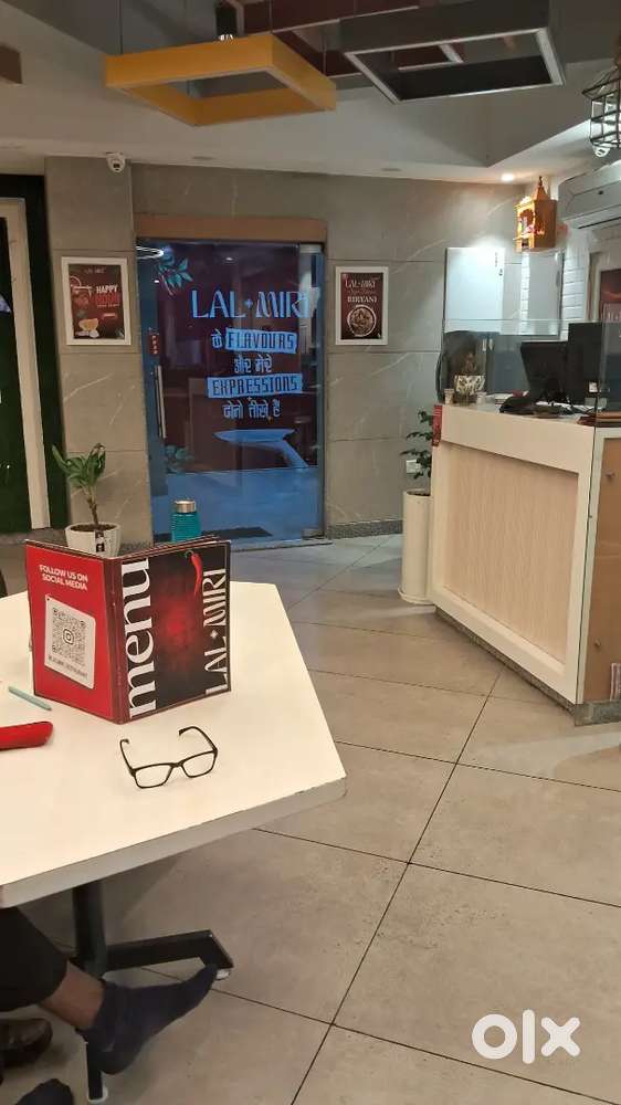 Restaurant me waiter ka kaam hai larka or larke dono chle ga