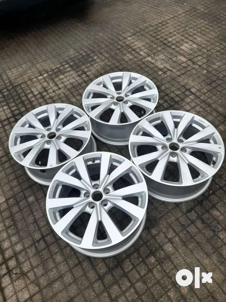 17 inch 100 pcd 5 holes just 200km used alloys.