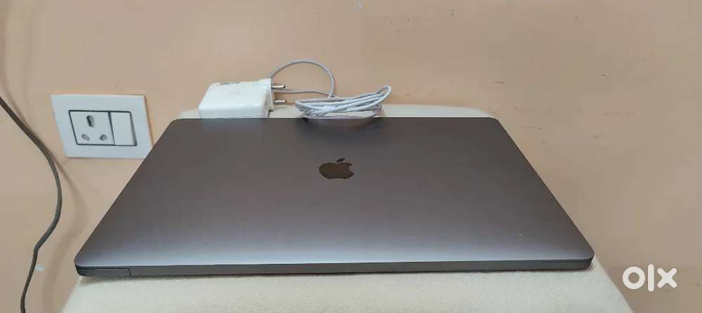 Selling mackbook pro core i9 processor 32 gb 1 tb SSD 4gb graphics