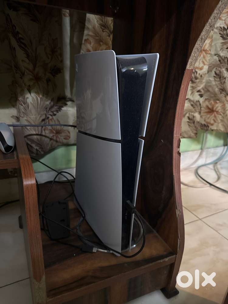 PS5 slim with one controller