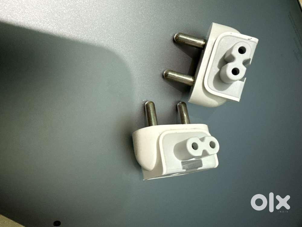 Macbook adaptor plugs