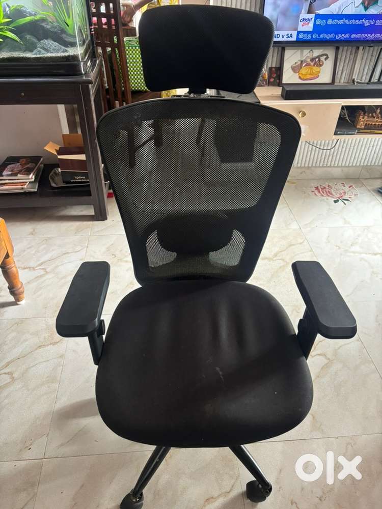 Rolling Computer chair with neck support