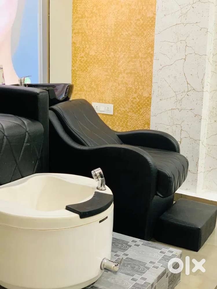 Ladies beauty salon വിൽപനക്ക്, നടത്തിപ്പിന് കൊടുക്കുന്നതാണ്.