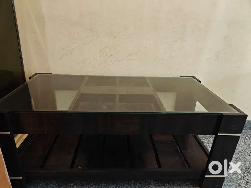 Centre table/wooden/glass top