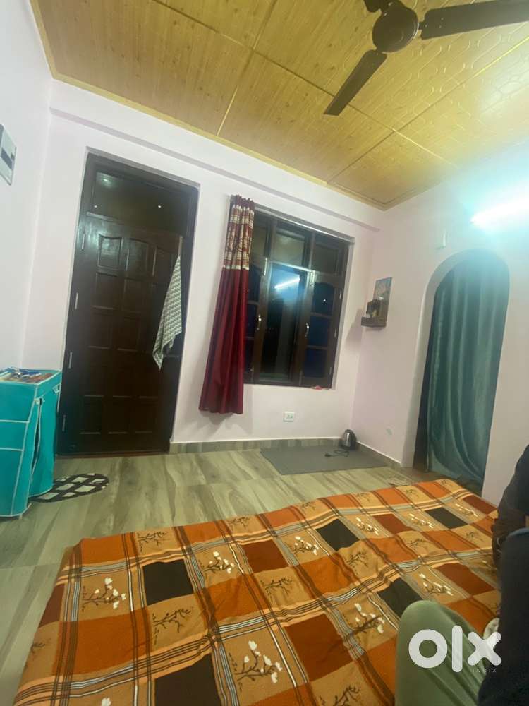 I want feamle room mate student
