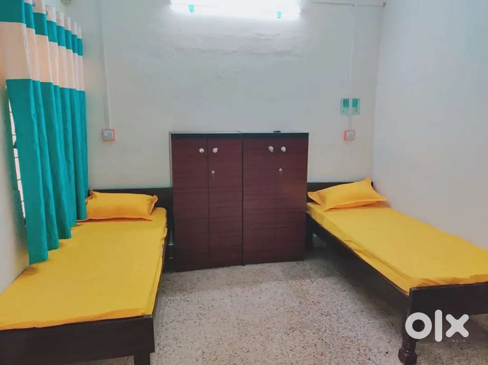 Double sharing beds are available in Boys Pg Amit nagar circle