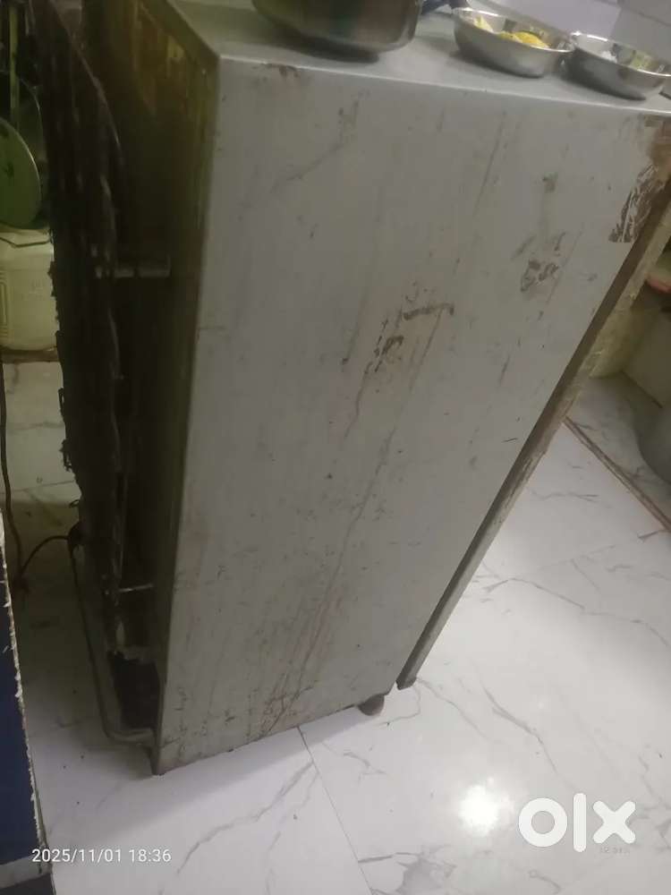 चालू कंडीशन में है बस साइड से थोड़ा सा क्रेक हो गया है बस