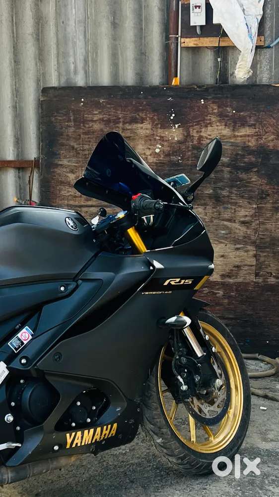 R15 v4 2025 reg 8.5k km done brand new 2 free service pending