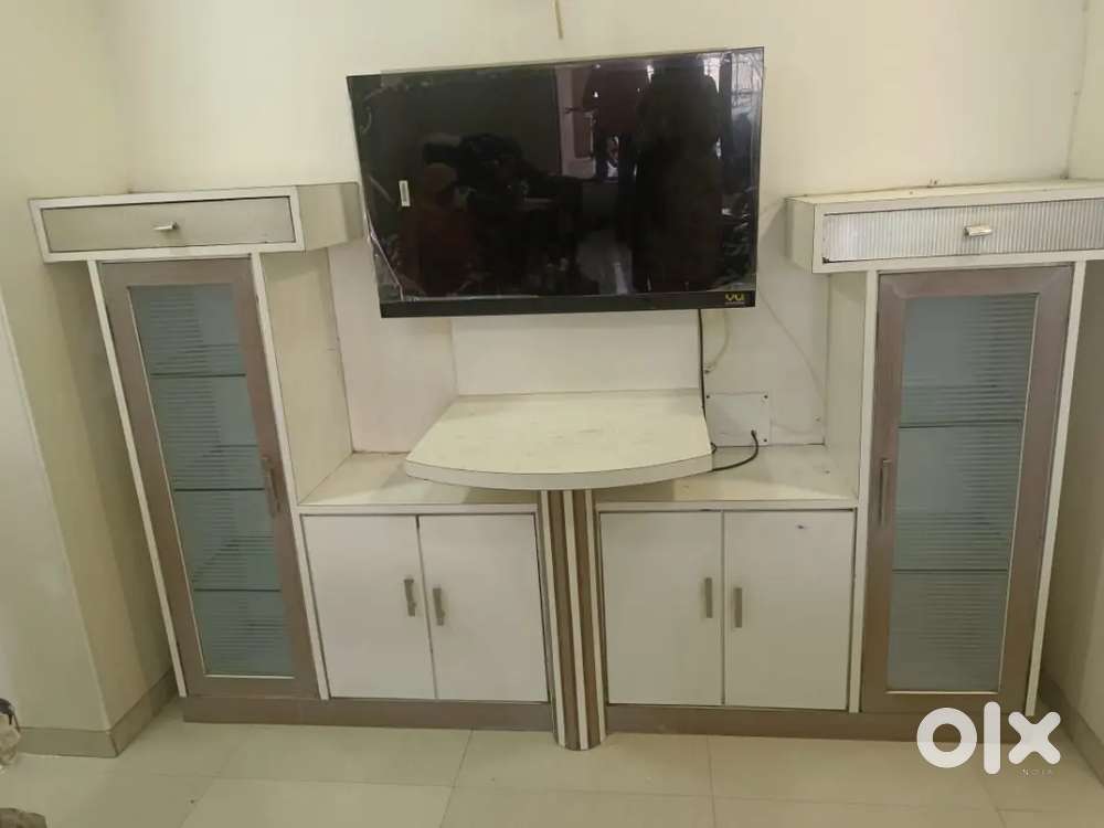 Showcase in Good condition pure wooden