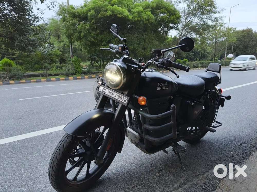 Classic 350 stealth black top model