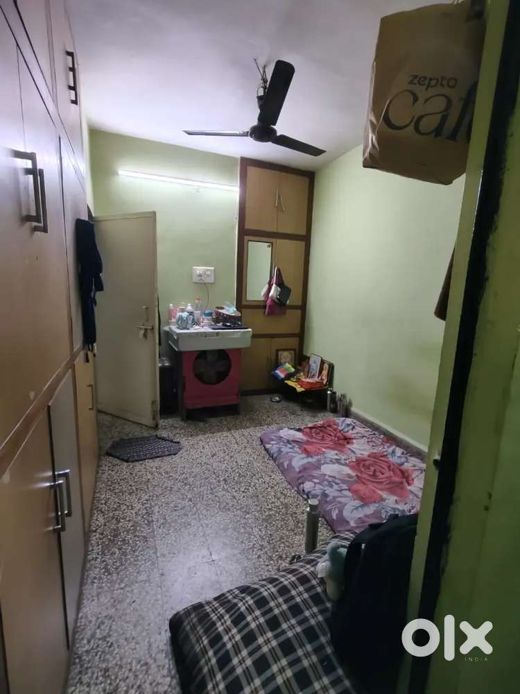 Looking for female flatmate