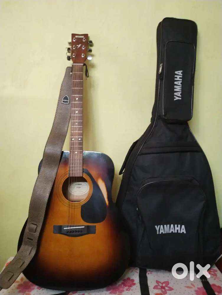 Guitar Yamaha F280 with Guitar Bag and Strap / Belt .
