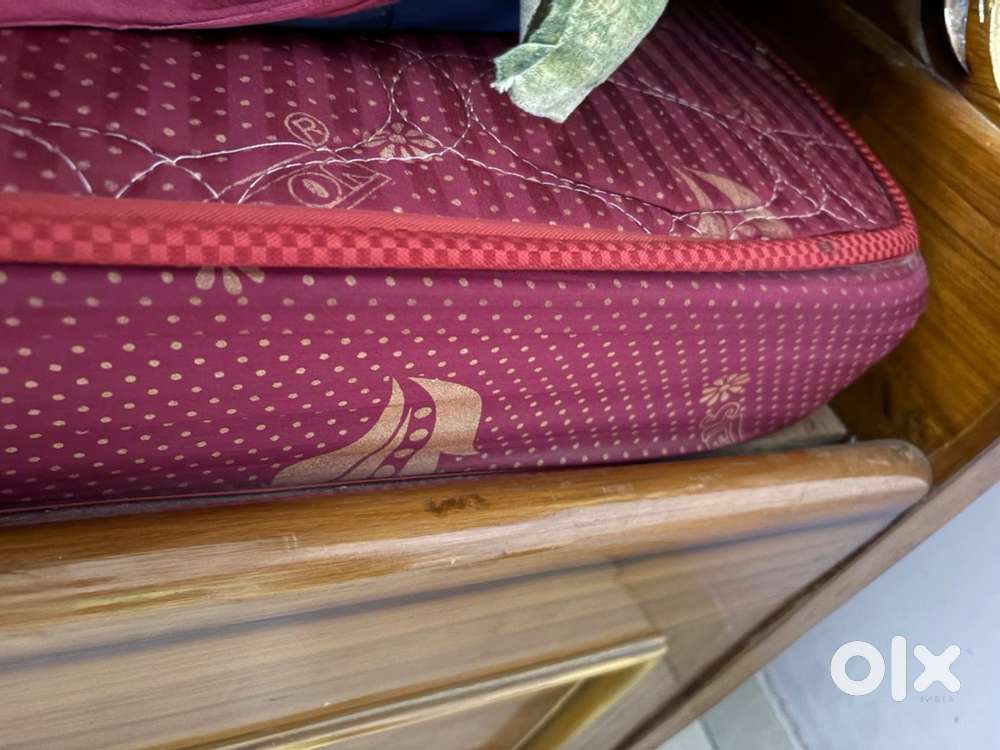 Selling queen-size mattress (5x7)