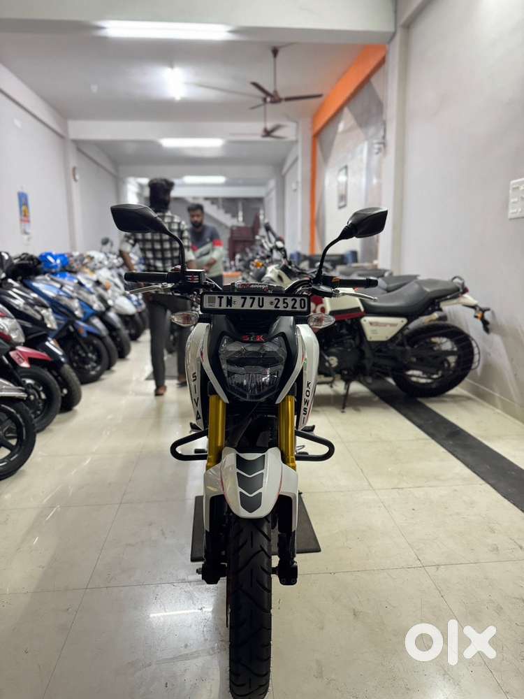 TVS APACHE 160 4v Pearl White 2024 USD FORK GOLD