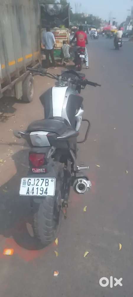 White bike Yamaha FZ 2016