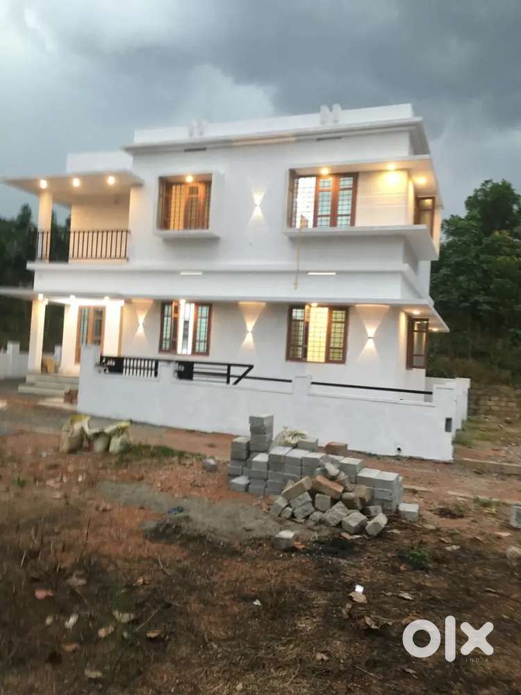 (4 cent, 1450 sgft ) 3 bed room house for sale chottanikkara