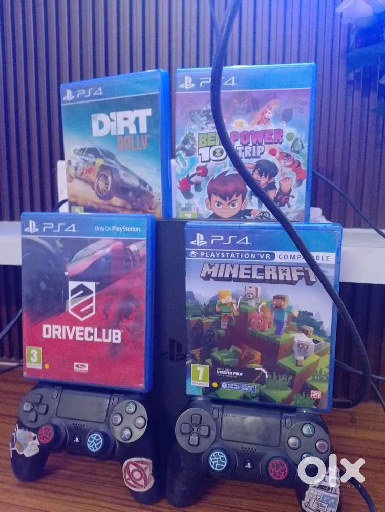 PS4 Slim edition with 4 cd and a account with 2 games