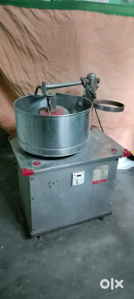 Grinder, adupu 2 ,panniyara satti 2, dosa kal 1,Vadasatti 1, karandi 1