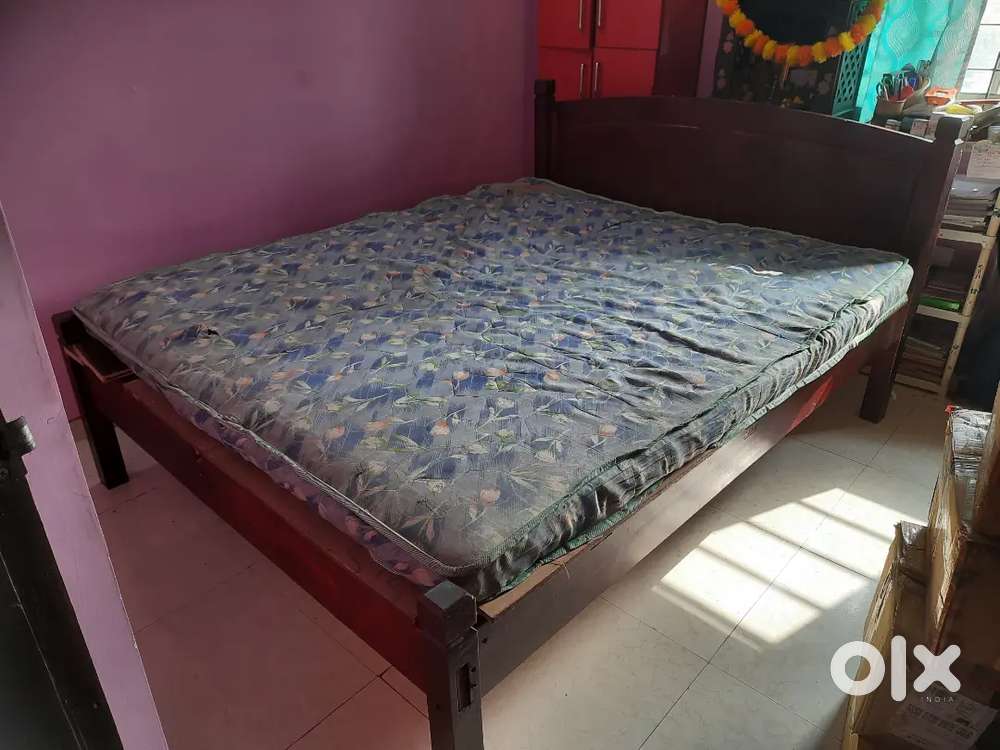 Dismantable bed 6.5ft *6 ft with Mattress . Solid Wood