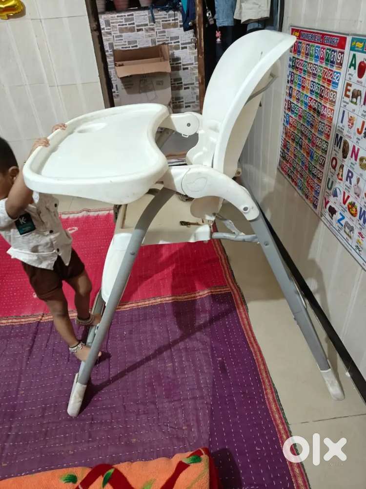 Baby sitting dinner chair