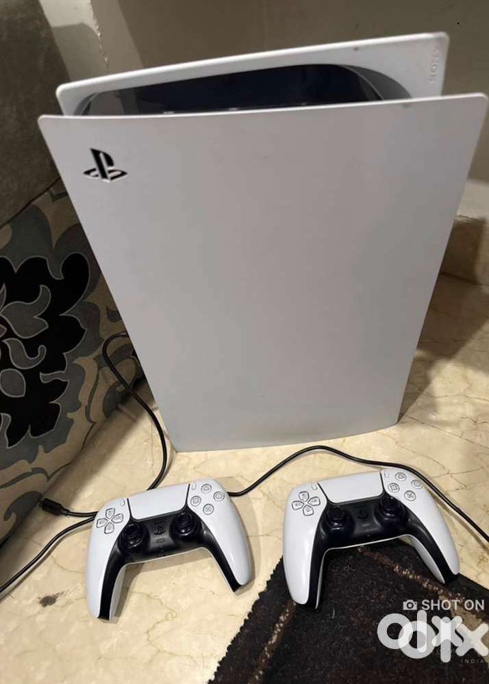 Ps5 disc edition + 1 extra White controller box pack like new
