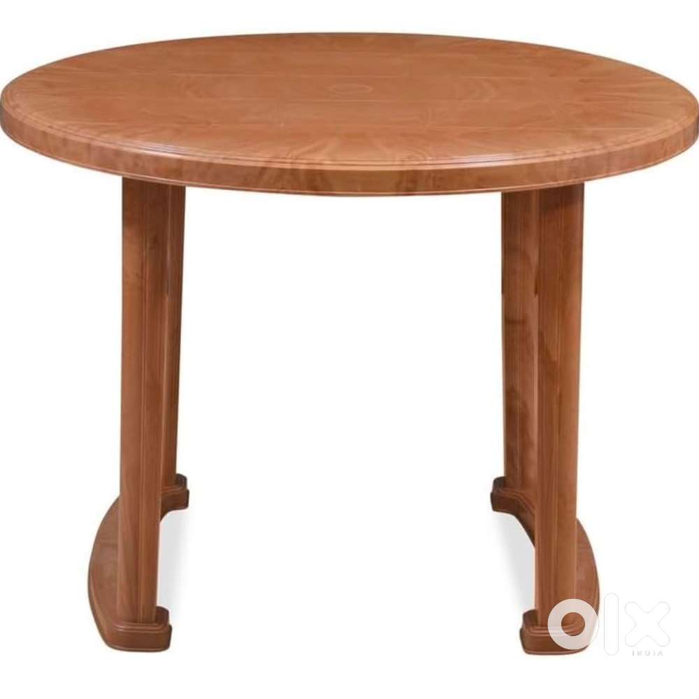 Round dining table ( plastic )