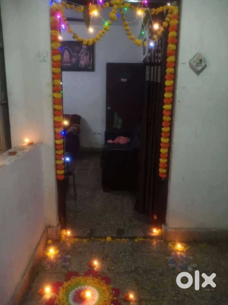 Flate mate only female