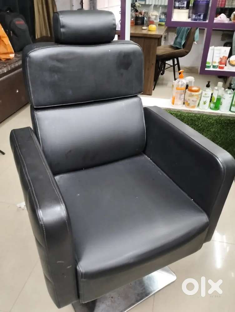 A Best a Good condition parlour cheyar