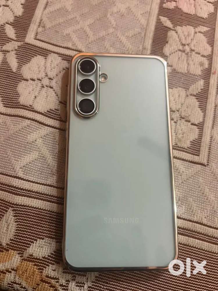 Samsung galaxy s23 fe 8/ 128 not a single scratch phone