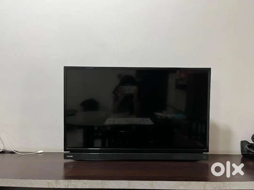 Toshiba 32-inch TV from 2016